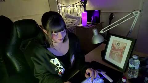 Snapshot of lavenderrzz19 chatting on 11-24-25, 02:17 Lavenderrzz online show from 11-24-25, 02:17