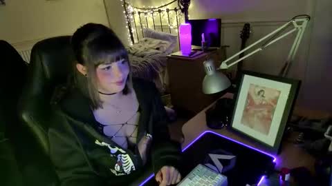 Snapshot of lavenderrzz19 chatting on 11-27-25, 01:13 Lavenderrzz online show from 11-27-25, 01:13