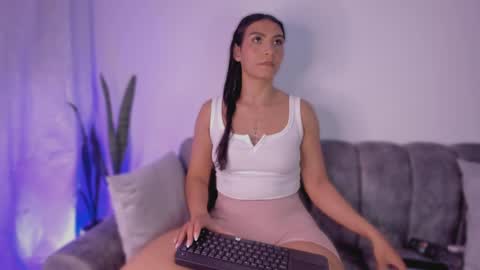 laya online show from 04-24-26, 03:09