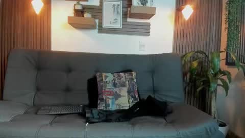 Layla online show from 10-20-25, 10:21