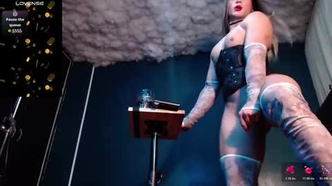 Snapshot of layla_dominac chatting on 10-31-25, 08:48 Layla   help me with your thumbs up its important  online show from 10-31-25, 08:48