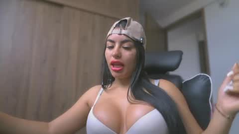 Snapshot of layla_nicols chatting on 05-27-26, 01:30 Layla online show from 05-27-26, 01:30