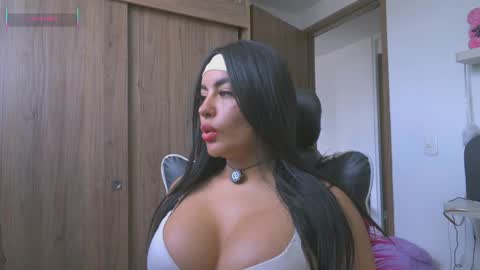 Layla online show from 06-06-26, 04:12