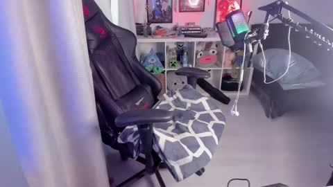 Snapshot of lazy_haze chatting on 03-12-25, 08:08 Haze aka Slava online show from 03-12-25, 08:08