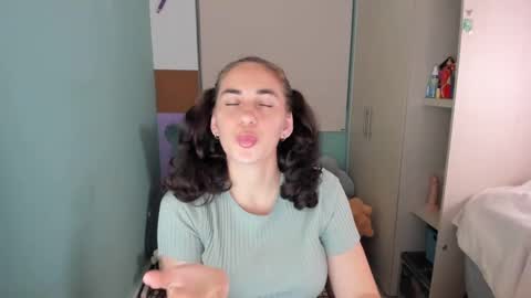 Snapshot of leah_sm chatting on 01-18-25, 12:35 Laura online show from 01-18-25, 12:35