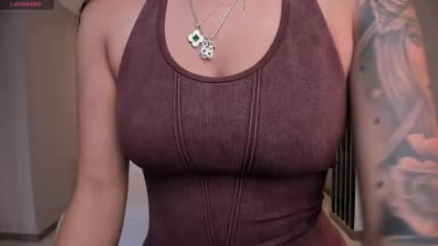 Snapshot of leahnovac chatting on 10-15-25, 11:21 leahnovac online show from 10-15-25, 11:21