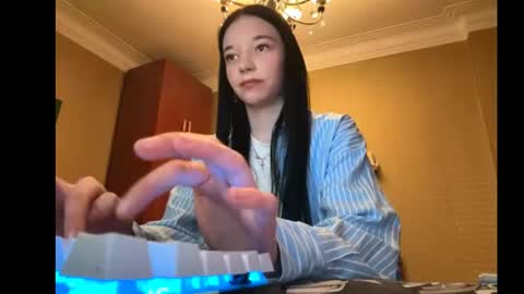 Snapshot of leannagehrig chatting on 03-12-26, 04:02 Eliza online show from 03-12-26, 04:02