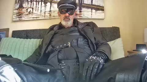 Snapshot of leathertease chatting on 03-11-25, 10:18 master or sir online show from 03-11-25, 10:18