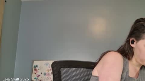 Snapshot of leiaswift chatting on 12-20-25, 11:50 Leia Swift online show from 12-20-25, 11:50