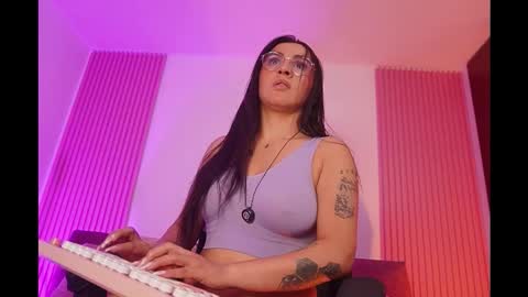 Snapshot of leila_petitee chatting on 02-10-26, 11:14 Leila online show from 02-10-26, 11:14