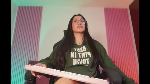 Snapshot of leila_petitee chatting on 02-22-26, 11:31 Leila online show from 02-22-26, 11:31