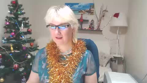Snapshot of leilamays chatting on 12-29-24, 08:00 Leila Kinky online show from 12-29-24, 08:00
