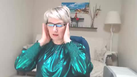 Snapshot of leilamays chatting on 02-19-25, 04:12 Leila Kinky online show from 02-19-25, 04:12