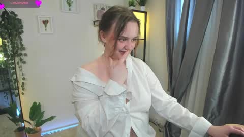 Snapshot of lela_ryan chatting on 05-16-26, 09:24 Lela online show from 05-16-26, 09:24