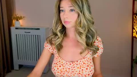 Snapshot of lenamuti chatting on 06-12-26, 11:42 Lena online show from 06-12-26, 11:42