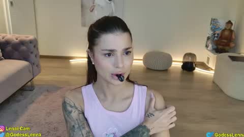 Snapshot of lenna_godess chatting on 04-18-26, 05:44 Lenna Goddess online show from 04-18-26, 05:44