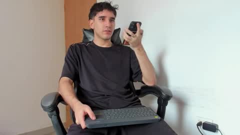 Snapshot of leo_jones389 chatting on 11-06-25, 04:30 Leo Jones online show from 11-06-25, 04:30