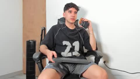 Snapshot of leo_jones389 chatting on 12-14-25, 10:58 Leo Jones online show from 12-14-25, 10:58