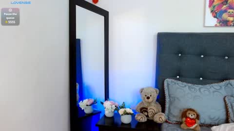 Snapshot of leonacutecam chatting on 01-09-25, 11:24 LUCY online show from 01-09-25, 11:24