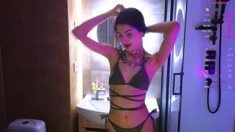 Snapshot of leonahines chatting on 11-21-25, 02:49 Donna online show from 11-21-25, 02:49