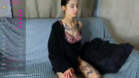 Snapshot of leonahines chatting on 12-05-25, 02:31 Donna online show from 12-05-25, 02:31