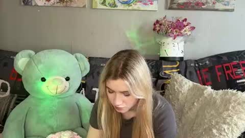 Mia online show from 07-12-26, 08:49