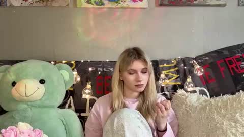 Mia online show from 07-18-26, 10:08