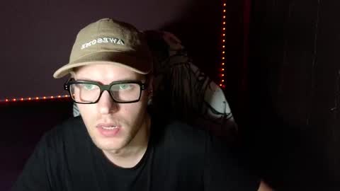 Snapshot of leonnextdoor chatting on 01-12-25, 12:12 Leon online show from 01-12-25, 12:12