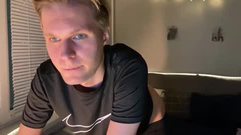 Snapshot of leonnextdoor chatting on 01-09-26, 09:16 Leon online show from 01-09-26, 09:16