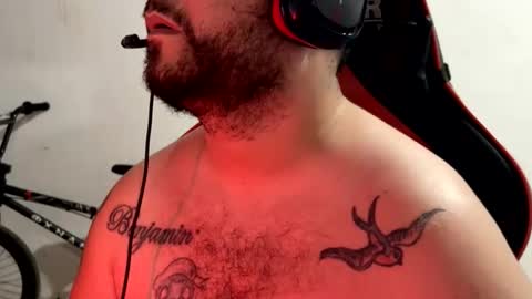 Snapshot of leosalvaje chatting on 11-18-25, 05:45 Leo Salvaje online show from 11-18-25, 05:45