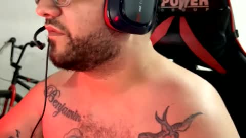 Snapshot of leosalvaje chatting on 11-26-25, 04:35 Leo Salvaje online show from 11-26-25, 04:35