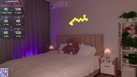 Nicole Moore online show from 09-12-25, 03:12