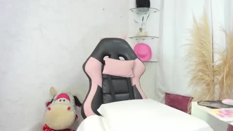 Snapshot of lesliee_brownn chatting on 12-21-25, 01:35 lesliee_brownn online show from 12-21-25, 01:35