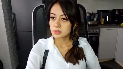 Snapshot of letitiamagett chatting on 06-26-26, 11:25 Emily online show from 06-26-26, 11:25