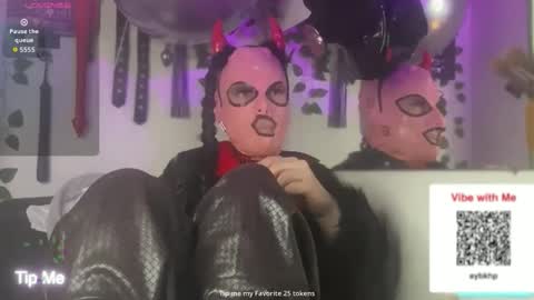 Snapshot of letsdoitbabez chatting on 11-28-25, 02:25 Julian Mask online show from 11-28-25, 02:25