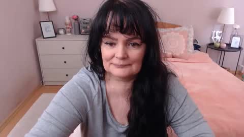 Snapshot of leveme2night chatting on 05-04-26, 12:12 Mary online show from 05-04-26, 12:12