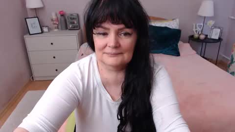 Snapshot of leveme2night chatting on 05-11-26, 12:00 Mary online show from 05-11-26, 12:00