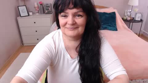 Snapshot of leveme2night chatting on 05-19-26, 10:43 Mary online show from 05-19-26, 10:43