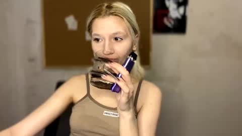 Snapshot of leyasaolee chatting on 11-16-25, 10:04 Leya online show from 11-16-25, 10:04