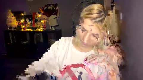 Snapshot of leyasaolee chatting on 12-16-25, 07:41 Leya online show from 12-16-25, 07:41