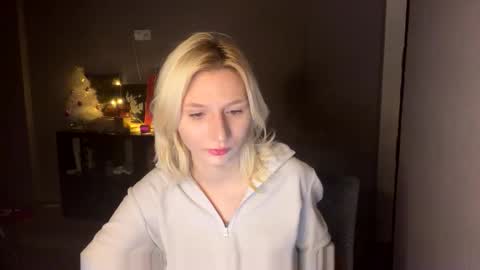 Snapshot of leyasaolee chatting on 12-17-25, 07:53 Leya online show from 12-17-25, 07:53