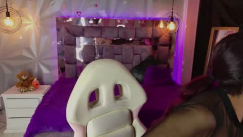 Snapshot of leyla_collinss chatting on 02-18-26, 01:34 Leyla online show from 02-18-26, 01:34