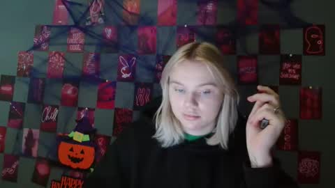 Leyla online show from 10-28-25, 07:34