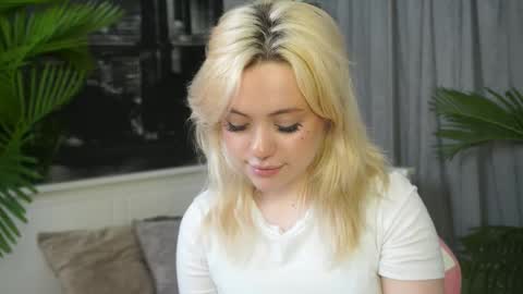 Snapshot of lia_milana chatting on 03-12-26, 05:19 Cassie online show from 03-12-26, 05:19