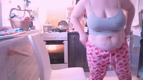 Snapshot of liahsofty chatting on 02-08-25, 02:38 miss Lia colection for travel online show from 02-08-25, 02:38