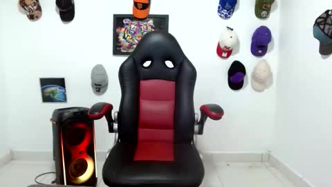 Snapshot of liam_andres12 chatting on 05-10-26, 09:53 Andres online show from 05-10-26, 09:53