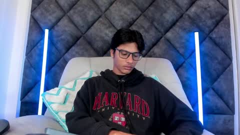 Snapshot of liamkron chatting on 05-19-26, 10:43 Liam twink big dick online show from 05-19-26, 10:43