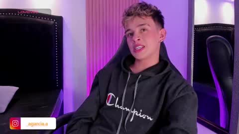 Snapshot of liamwild20 chatting on 04-26-26, 04:43 liam online show from 04-26-26, 04:43