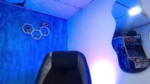 Snapshot of liiaam_lee_ chatting on 12-17-24, 12:54 Daniel online show from 12-17-24, 12:54