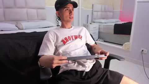 L I I A M online show from 02-05-25, 04:59